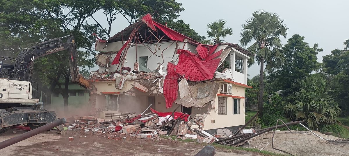 কৃষিজমি ভরাট করে আবাসন, কার্যালয় গুঁড়িয়ে দিল রাজউক