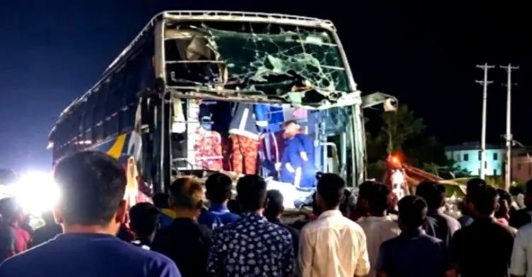 কুমিল্লায় স্লিপার বাসে আগুন, প্রাণে রক্ষা পেলো যাত্রীরা