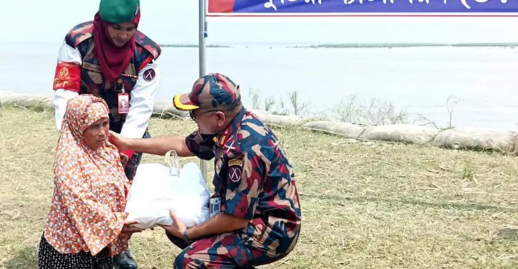 কুষ্টিয়ায় সাড়ে ৫শ পরিবারের মাঝে বিজিবি'র ত্রাণ বিতরণ