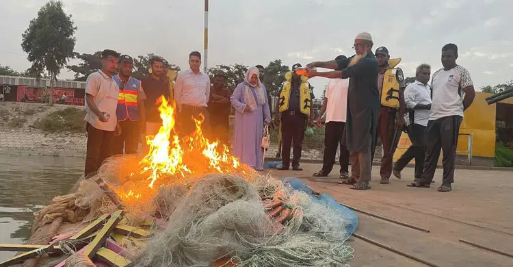 মা ইলিশ ধরায় ৬ জেলের কারাদণ্ড