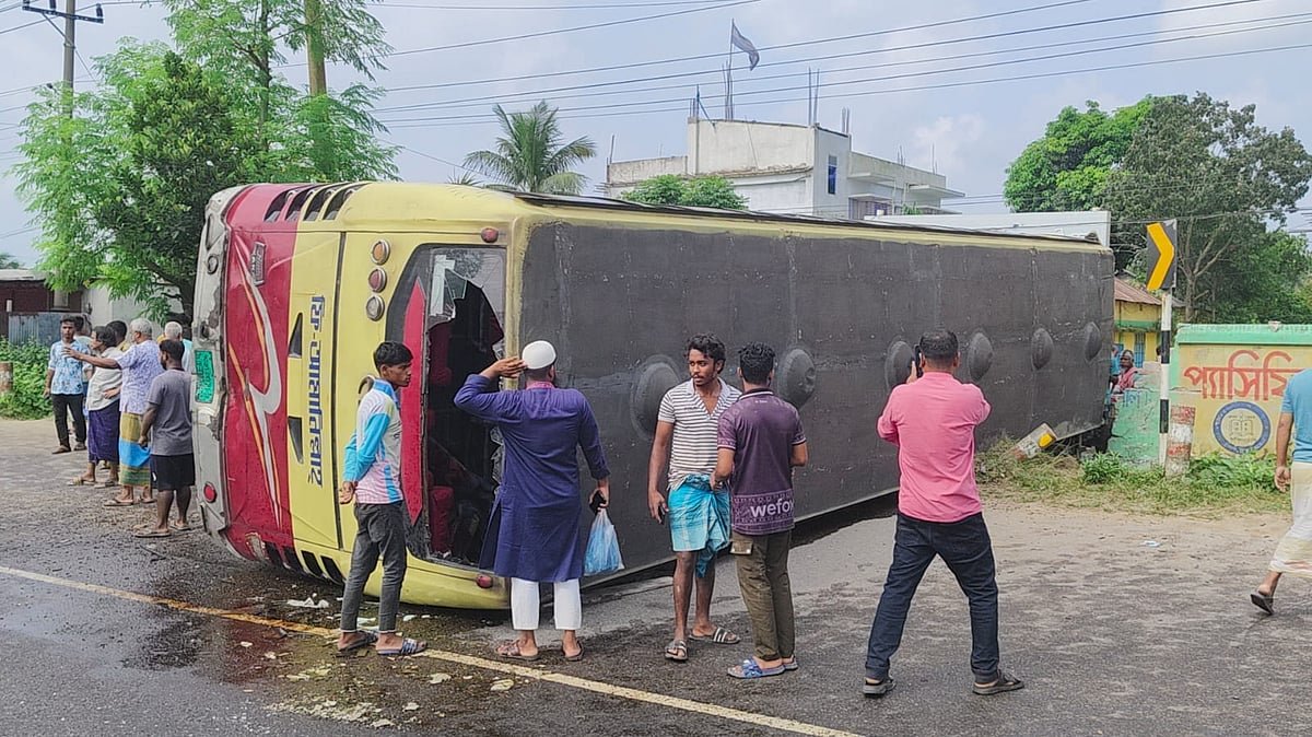 মাহিন্দ্রা ও অটোরিকশাকে ধাক্কা দিয়ে উল্টে গেল বাস, নিহত ২