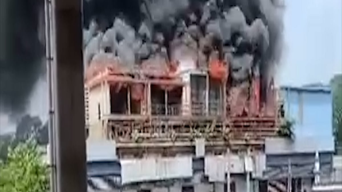 মহাখালীতে বহুতল ভবনে আগুন