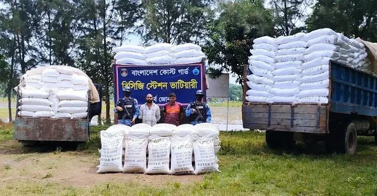 মিয়ানমারে পাচারকালে ৭০০ বস্তা ইউরিয়া সারসহ আটক ২