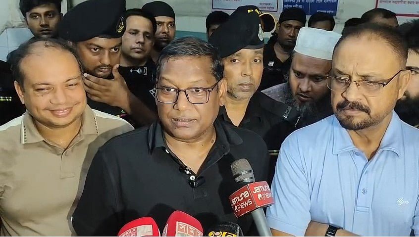 ময়মনসিংহ মেডিকেলে অগ্নিকাণ্ডে মৃত্যুর যে তথ্য প্রচার হচ্ছে, তা যাচাই করছি: বিভাগীয় কমিশনার