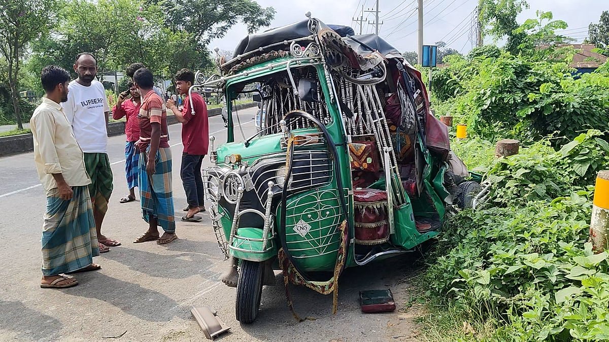 ময়মনসিংহগামী বাসের ধাক্কায় মাহিন্দ্রার দুই যাত্রী নিহত, আহত অন্তত ১০