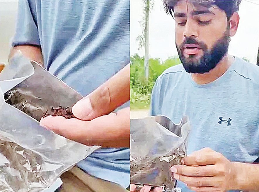অনলাইনে পণ্যের ফরমাশ, 
পার্সেল খুলে পেলেন গোবর