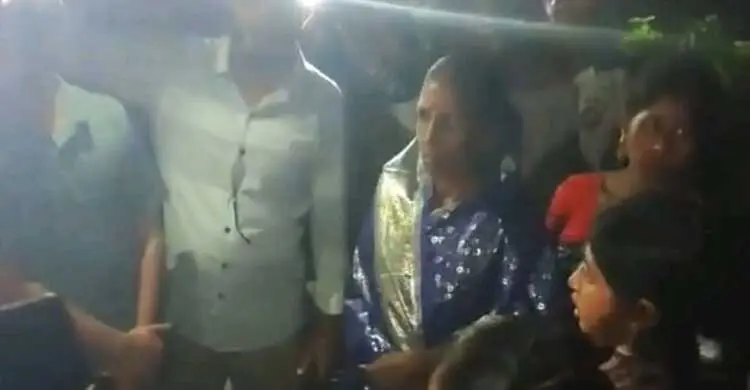 পূজায় যাওয়ার পথে ভ্যান থামিয়ে নারীর স্বর্ণালংকার লুট