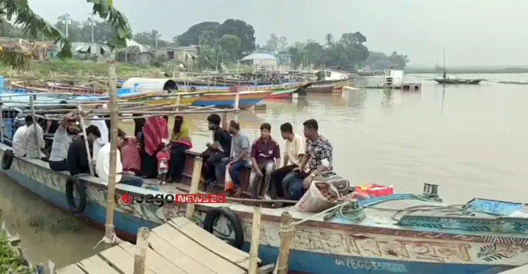 রাজবাড়ীর দুই নৌপথে পুরোনো ফেরি, মাঝনদীতেই বিকল হচ্ছে ইঞ্জিন