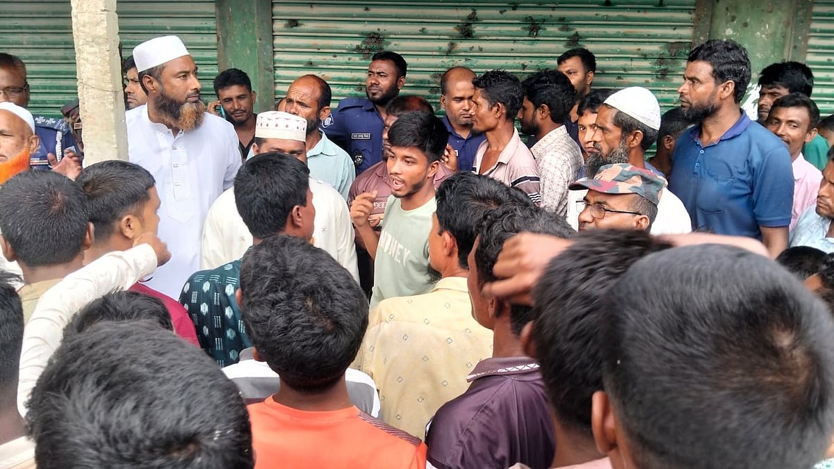 সার না পেয়ে সড়ক অবরোধ, চার ঘণ্টা অবরুদ্ধ কৃষি কর্মকর্তা