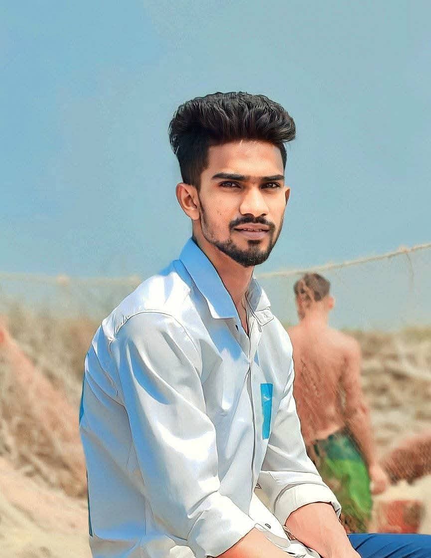 সেলুনে কাটাচ্ছিলেন চুল, হঠাৎ এলোপাতাড়ি গুলি, চাপাতি দিয়ে কোপ