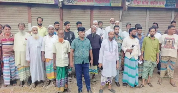 সরকারি নির্ধারিত মূল্যে সার না পাওয়ায় কৃষকদের বিক্ষোভ