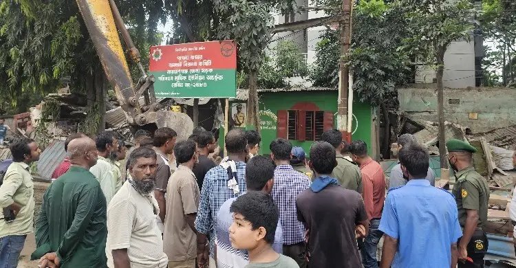শ্রমিক দলের কার্যালয়সহ অবৈধ স্থাপনা গুঁড়িয়ে দিলো বিআইডব্লিউটিএ