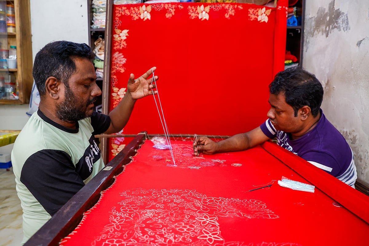 সুতা-চুমকিতে কারচুপির কারুকাজ