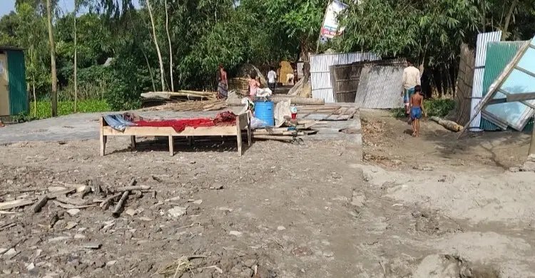 তিস্তার ভাঙনে নদীগর্ভে তিন শতাধিক পরিবারের বসতভিটা