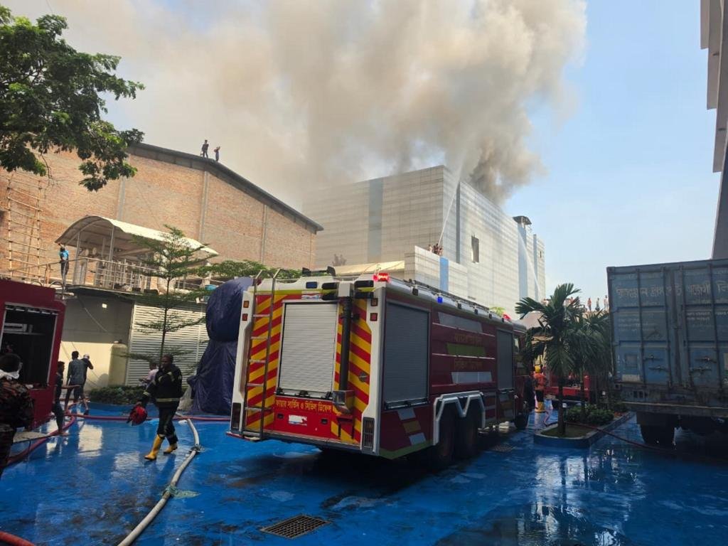 টঙ্গীতে প্রায় চার ঘণ্টার চেষ্টায় ওষুধ কারখানার আগুন নিয়ন্ত্রণে: ফায়ার সার্ভিস