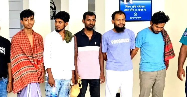 টঙ্গীতে পুলিশকে পাথর ছুঁড়ে আসামি ছিনতাই: গ্রেফতার ৫