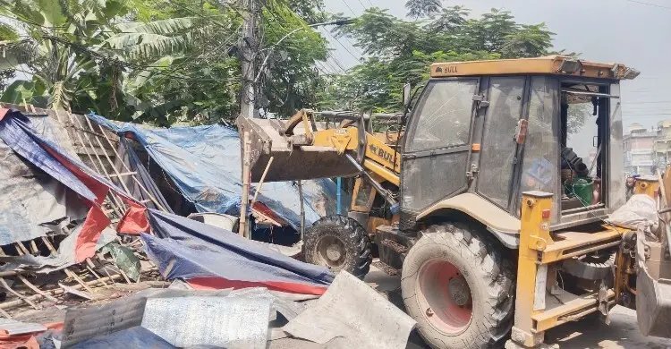 টঙ্গীতে সড়ক দখলমুক্ত-যানজট নিরসনে উচ্ছেদ অভিযান
