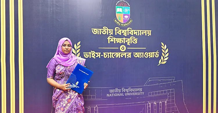 ভাইস-চ্যান্সেলর অ্যাওয়ার্ড পেলেন মানিকগঞ্জের আনিছা লাবনী