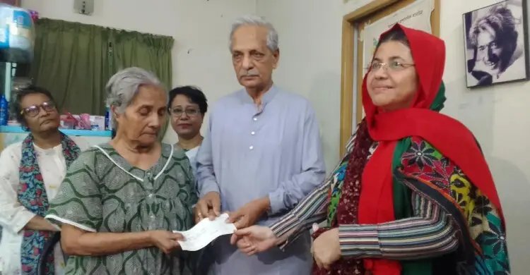 ভাষা সৈনিক আবদুল মতিনের অসুস্থ সহধর্মিণীর পাশে সংস্কৃতিমন্ত্রী
