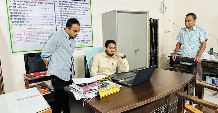 ভূমি অফিসে নামজারির আবেদন পেন্ডিং থাকায় দুই কর্মকর্তাকে শোকজ