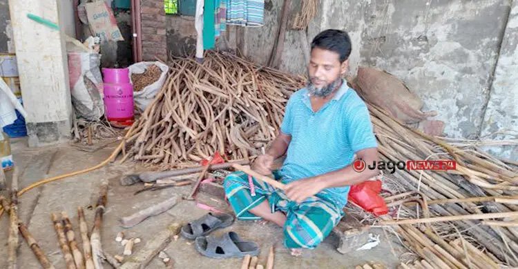 যে দোকানে এখনো মেলে হারিয়ে যেতে বসা বেতের পণ্য