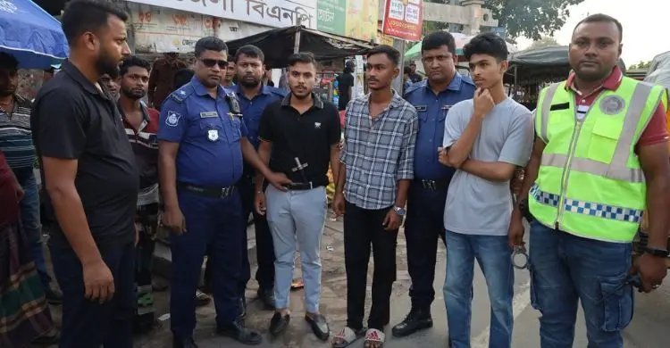 যশোরে ৩৪ মোটরসাইকেলসহ কিশোর গ্যাংয়ের তিন সদস্য আটক